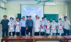 Đại diện lãnh đạo Nhà trường tặng hoa chúc mừng