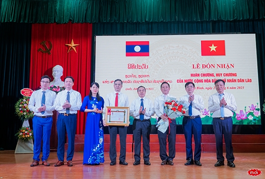 Ông Sẻng - Phết Hùng - Bun - Nhuông, Đại sứ đặc mệnh toàn quyền nước CHDCND Lào tại Việt Nam trao Huân chương Lao đông hạng Nhất cho Nhà trường