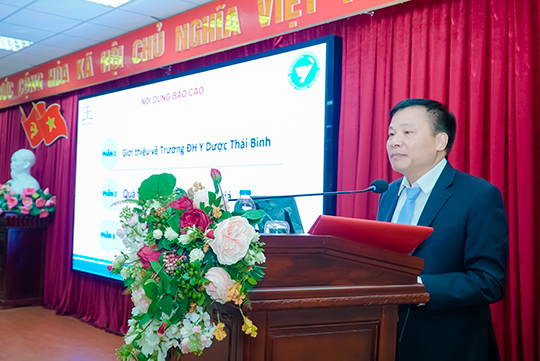 PGS.TS Nguyễn Duy Cường - Hiệu trưởng, Chủ tịch Hội đồng Tự đánh giá trình bày Báo cáo tổng quan về Trường Đại học Y Dược Thái Bình