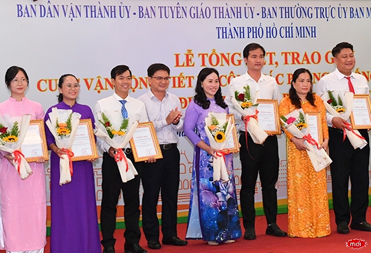 Chánh Văn phòng Thành ủy Thành phố Hồ Chí Minh Nguyễn Mạnh Cường trao giải cho các cá nhân đạt giải Ba