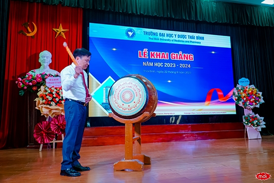 PGS.TS Nguyễn Duy Cường - Hiệu trưởng Nhà trường đánh trống khai giảng năm học mới 2023-2024