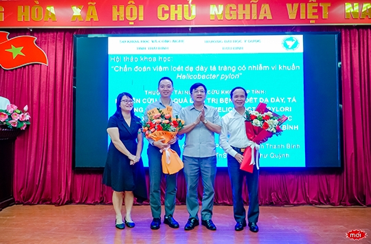 PGS.TS. Nguyễn Thanh Bình - Phó Chủ tịch Hội đồng trường, Phó Hiệu trưởng tặng hoa chúc mừng các đại biểu