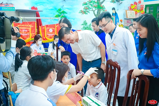 Chương trình khám sàng lọc và điều trị viêm kết mạc cho học sinh trường Tiểu học Lê Hồng Phong, thành phố Thái Bình