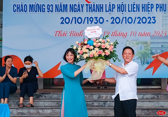 PGS.TS Nguyễn Quốc Tiến - Bí thư Đảng ủy, Chủ tịch Hội đồng trường tặng hoa chúc mừng