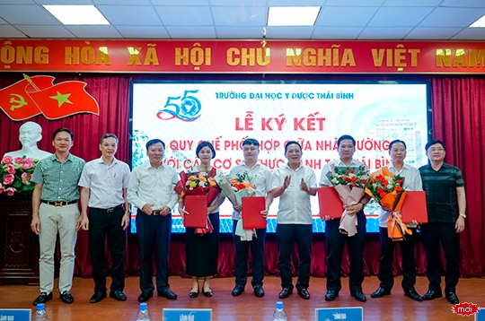 Lãnh đạo Nhà trường tặng hoa đại diện lãnh đạo các đơn vị thực hành tại Thái Bình