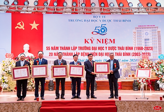 Tiến sĩ Nguyễn Văn Ly - Phó Giám đốc Trung tâm Kiểm định chất lượng giáo dục - Hiệp hội các trường đại học, cao đẳng Việt Nam trao giấy chứng nhận kiểm định chất lượng cơ sở giáo dục và các chương trình đào tạo cho Trường