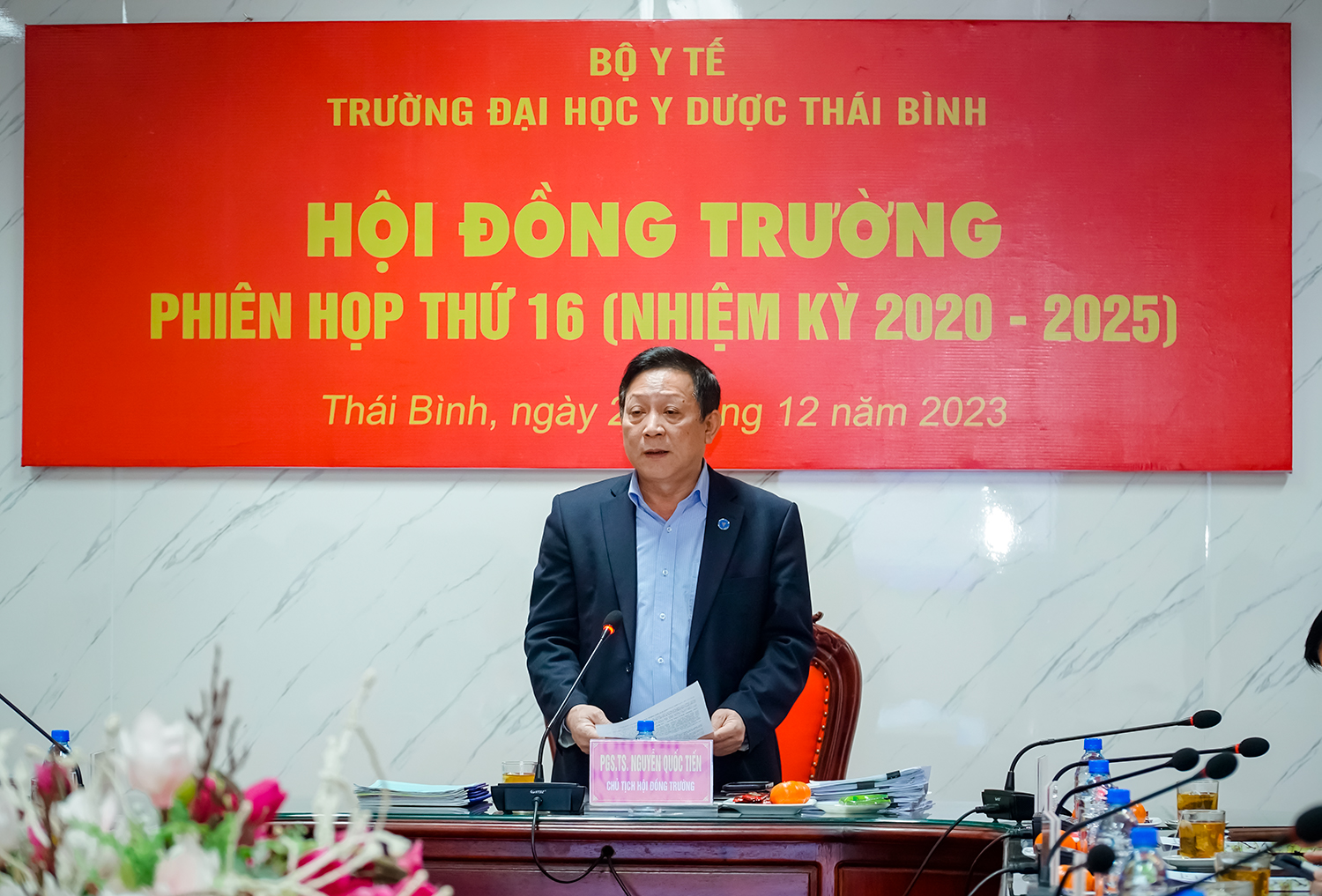 PGS.TS Nguyễn Quốc Tiến - Bí thư Đảng ủy, Chủ tịch Hội đồng trường chủ trì phiên họp