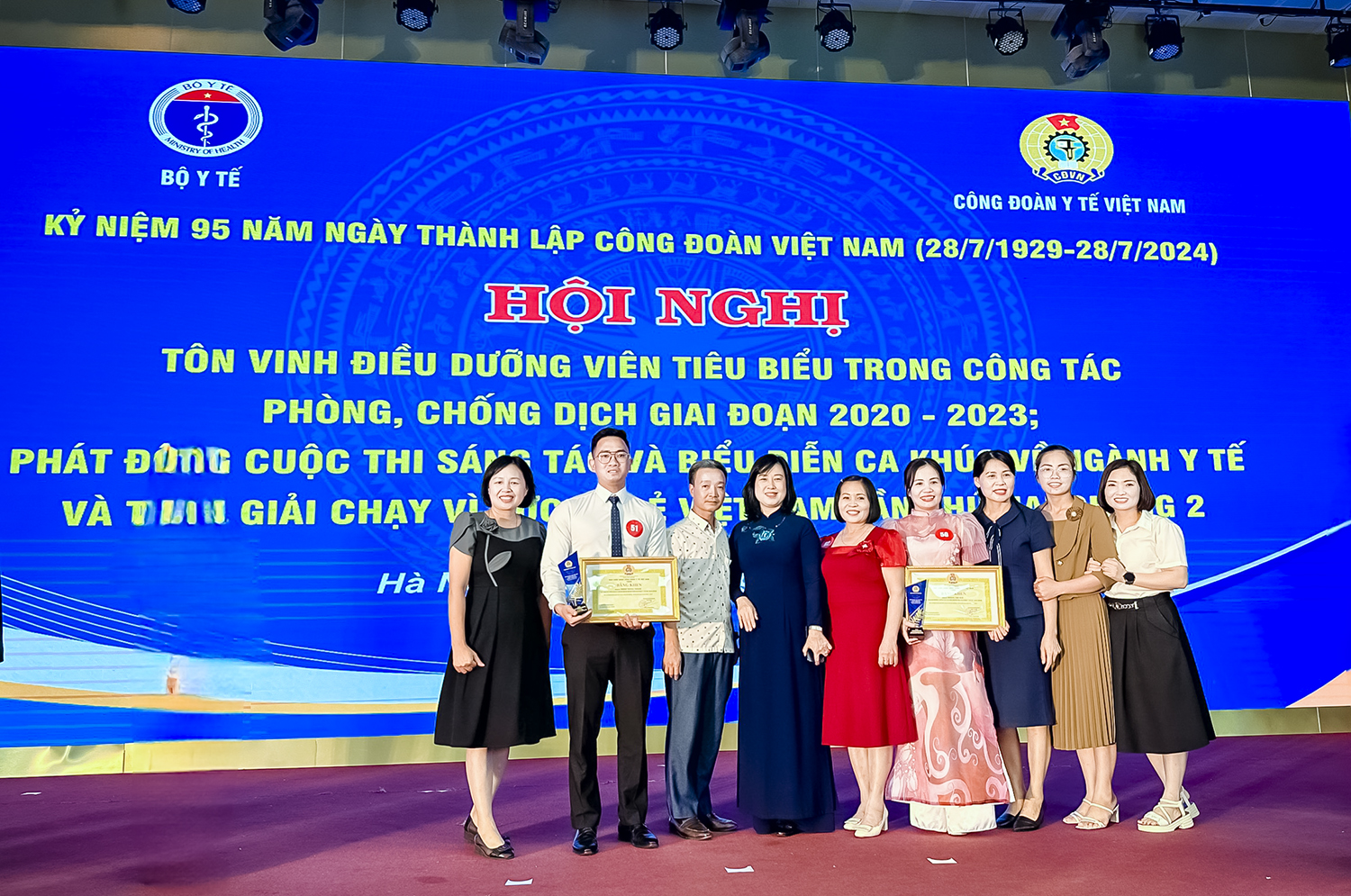 Các đại biểu của Công đoàn Trường Đại học Y Dược Thái Bình và Công đoàn ngành Y tế Thái Bình chụp ảnh lưu niệm tại Hội nghị