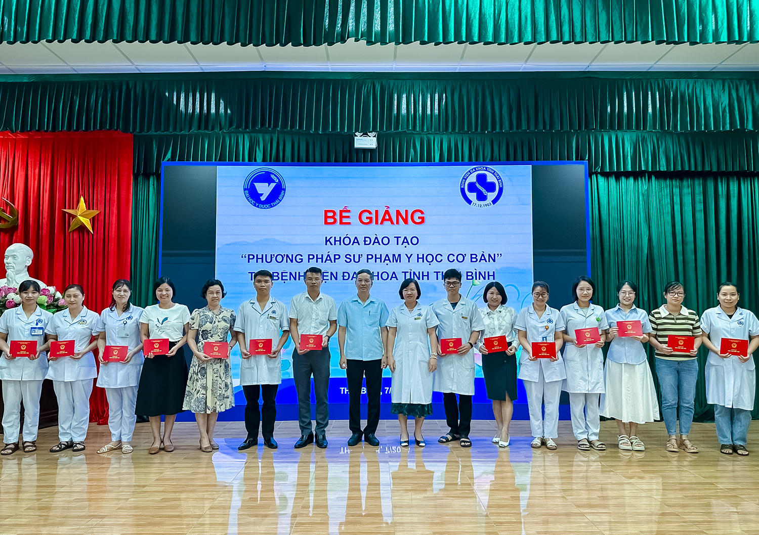 PGS.TS. Nguyễn Xuân Bái - Phó Hiệu trưởng; TS. Nguyễn Thị Thanh Trung - Phó Giám đốc Bệnh viện trao chứng chỉ cho các học viên