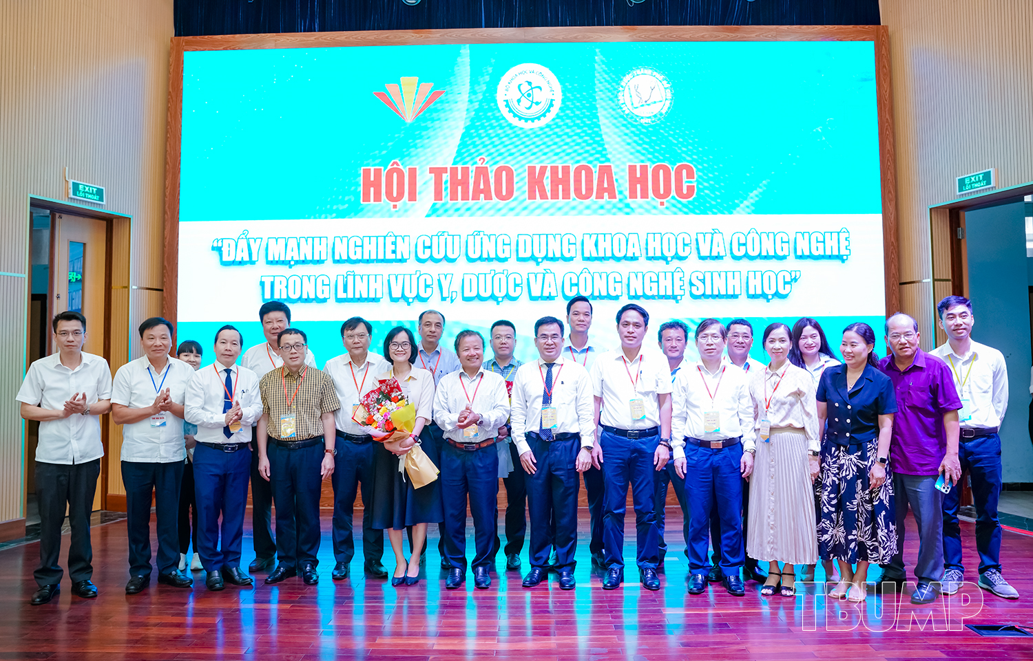 PGS.TS. Nguyễn Duy Cường - Hiệu trưởng Trường Đại học Y Dược Thái Bình chụp ảnh lưu niệm cùng các đại biểu và Ban tổ chức Hội thảo