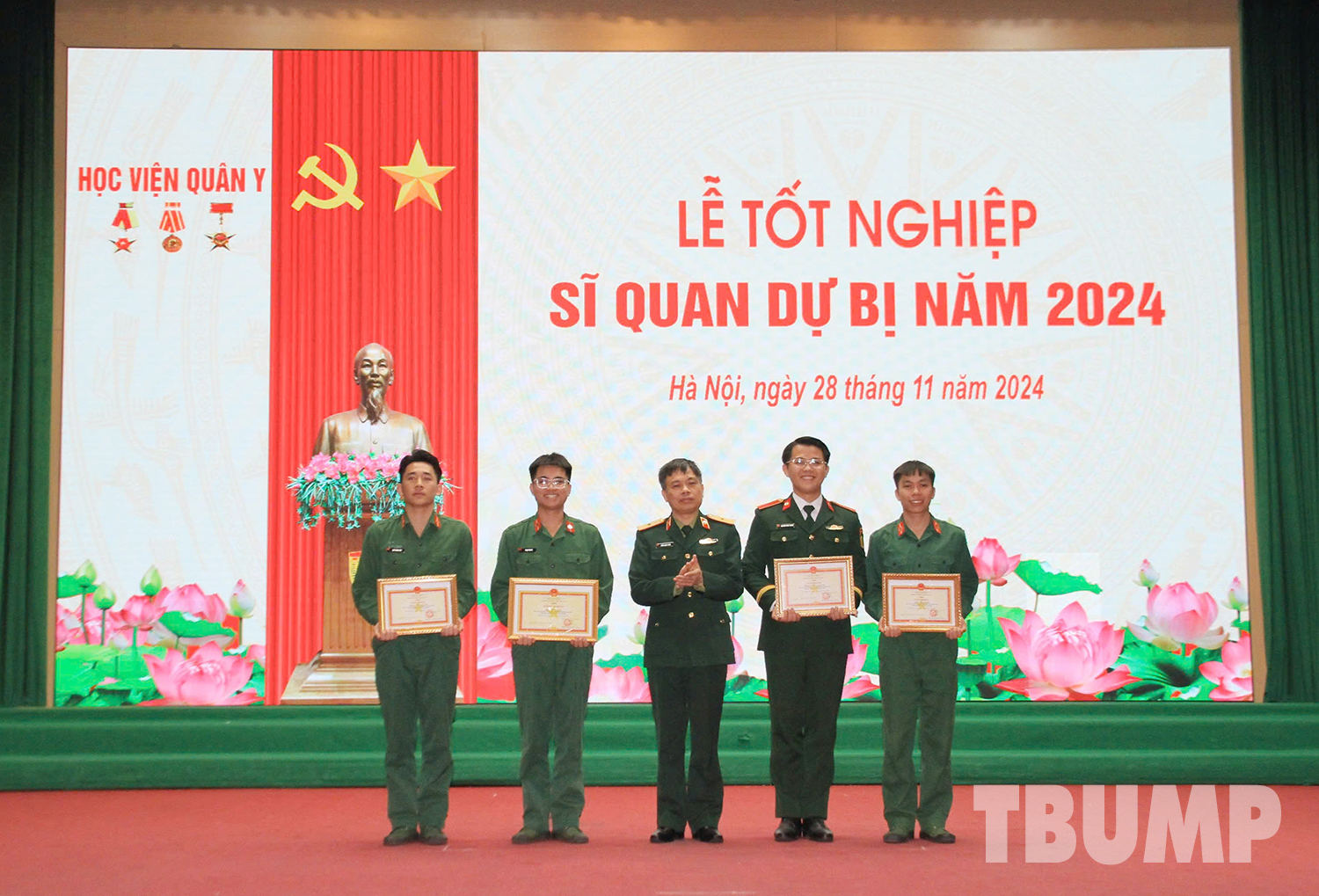 Lãnh đạo Học viện Quân y trao Bằng khen cho các sinh viên hoàn thành xuât sắc khoá huấn luyện Sĩ quan dự bị năm 2024