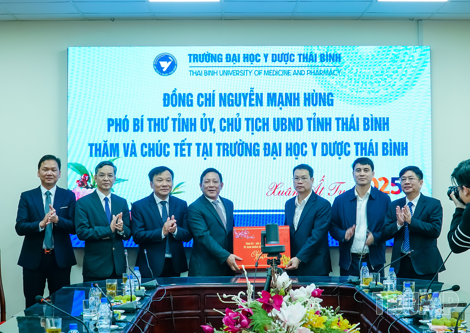 Đồng chí Nguyễn Mạnh Hùng - Phó Bí thư Tỉnh ủy, Chủ tịch UBND tỉnh Thái Bình tặng quà và chúc tết Nhà trường