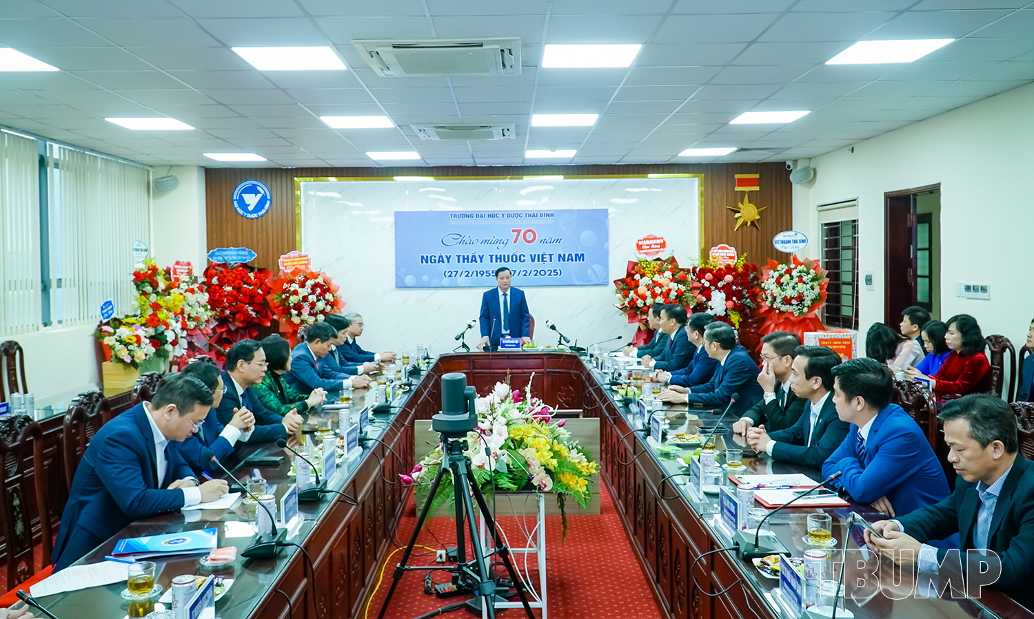 Đồng chí Nguyễn Khắc Thận - Bí thư Tỉnh ủy Thái Bình thăm và chúc mừng Trường Đại học Y Dược Thái Bình nhân kỷ niệm 70 năm ngày Thầy thuốc Việt Nam