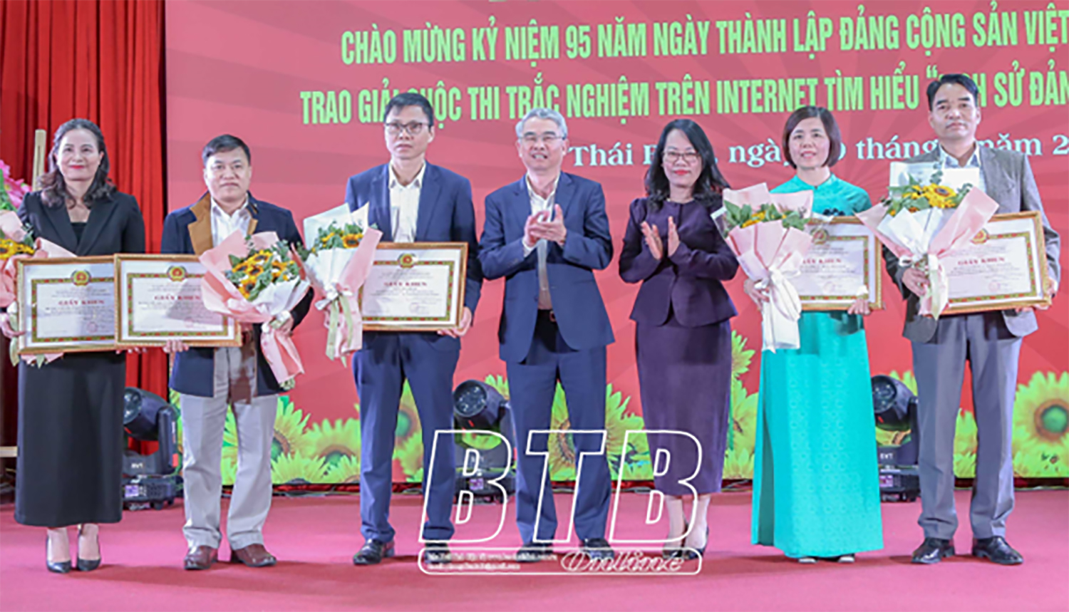 Đồng chí Phạm Đồng Thụy, Ủy viên Ban Thường vụ, Trưởng ban Tuyên giáo và Dân vận Tỉnh ủy trao Giấy khen của Ban Tổ chức cuộc thi cho 05 tập thể đạt nhiều thành tích (Nguồn ảnh: Báo Thái Bình)