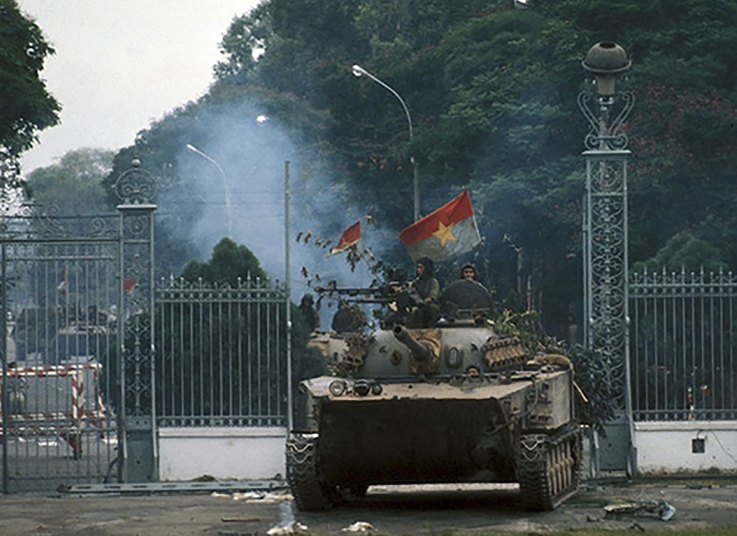 Xe tăng Quân Giải phóng tiến vào Dinh Độc Lập, ngày 30/4/1975 (ảnh tư liệu)