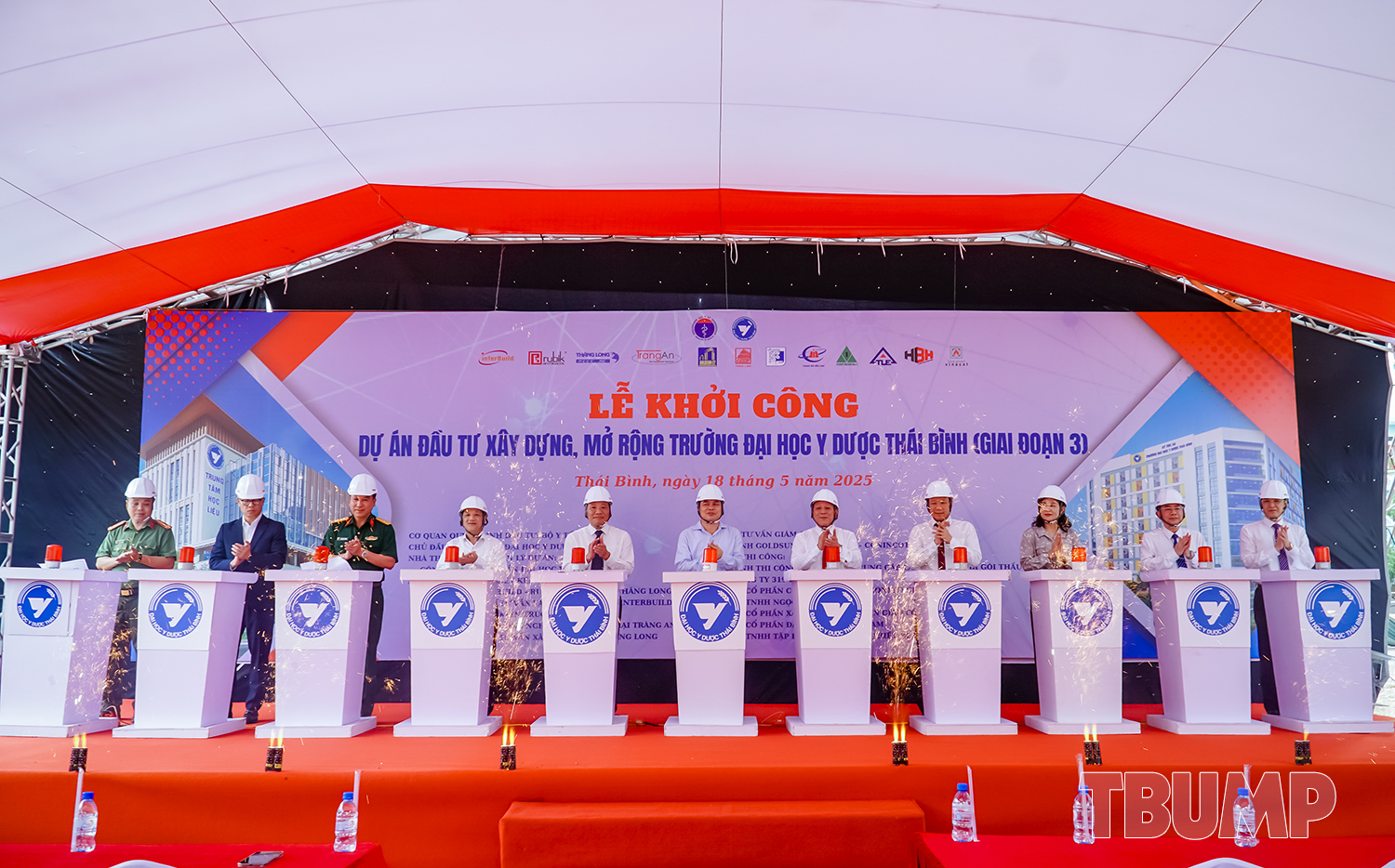 Đại diện lãnh đạo Bộ Y tế, lãnh đạo Tỉnh ủy, UBND tỉnh Thái Bình, lãnh đạo các sở, ban, ngành và lãnh đạo Nhà trường ấn nút khởi công Dự án