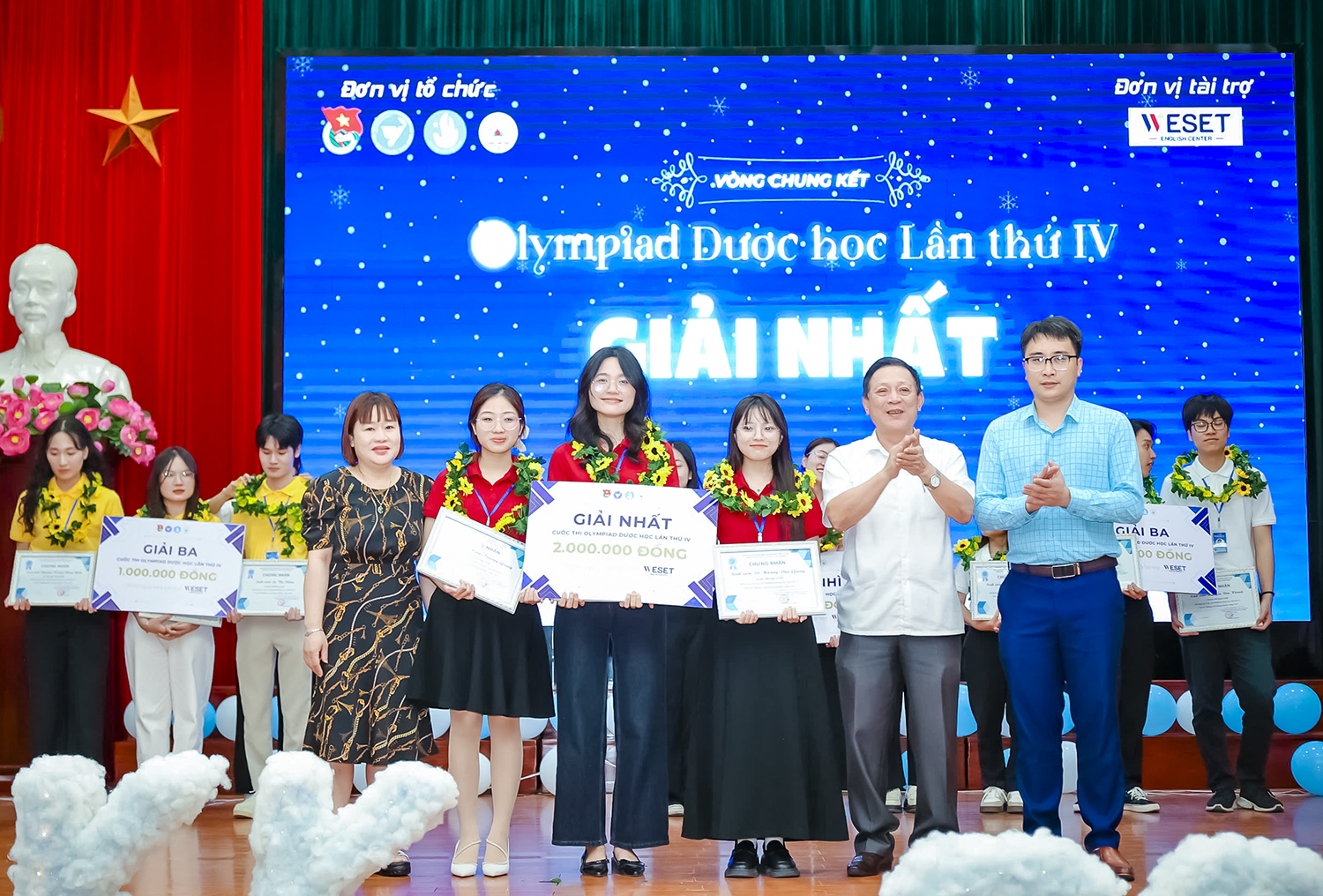 NGND.PGS.TS Nguyễn Quốc Tiến; ThS.BSNT Phạm Tuấn Đạt trao giải Nhất cho đội ANTIBIOTIC