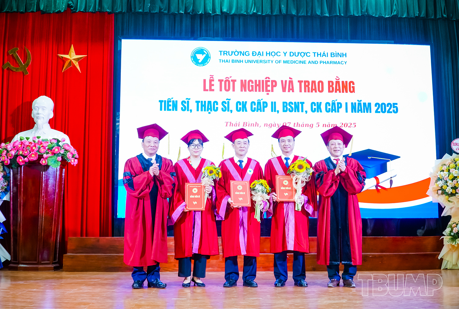 PGS.TS Nguyễn Quốc Tiến, PGS.TS Nguyễn Duy Cường trao bằng tốt nghiệp cho các tân Tiến sĩ