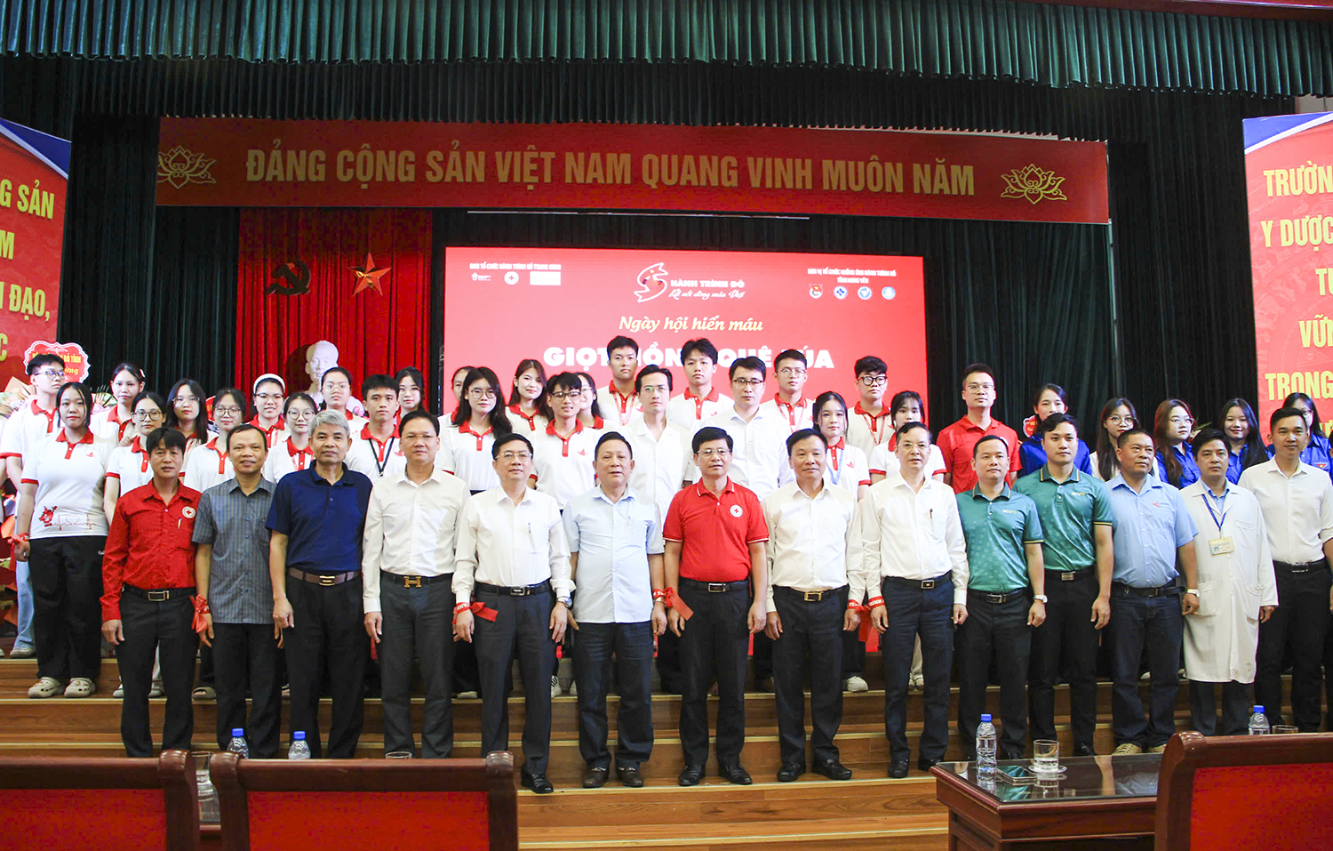 Đại diện lãnh đạo, CBVC, người lao động, học viên,, sinh viên Nhà trường cùng các đại biểu tham dự chương trình