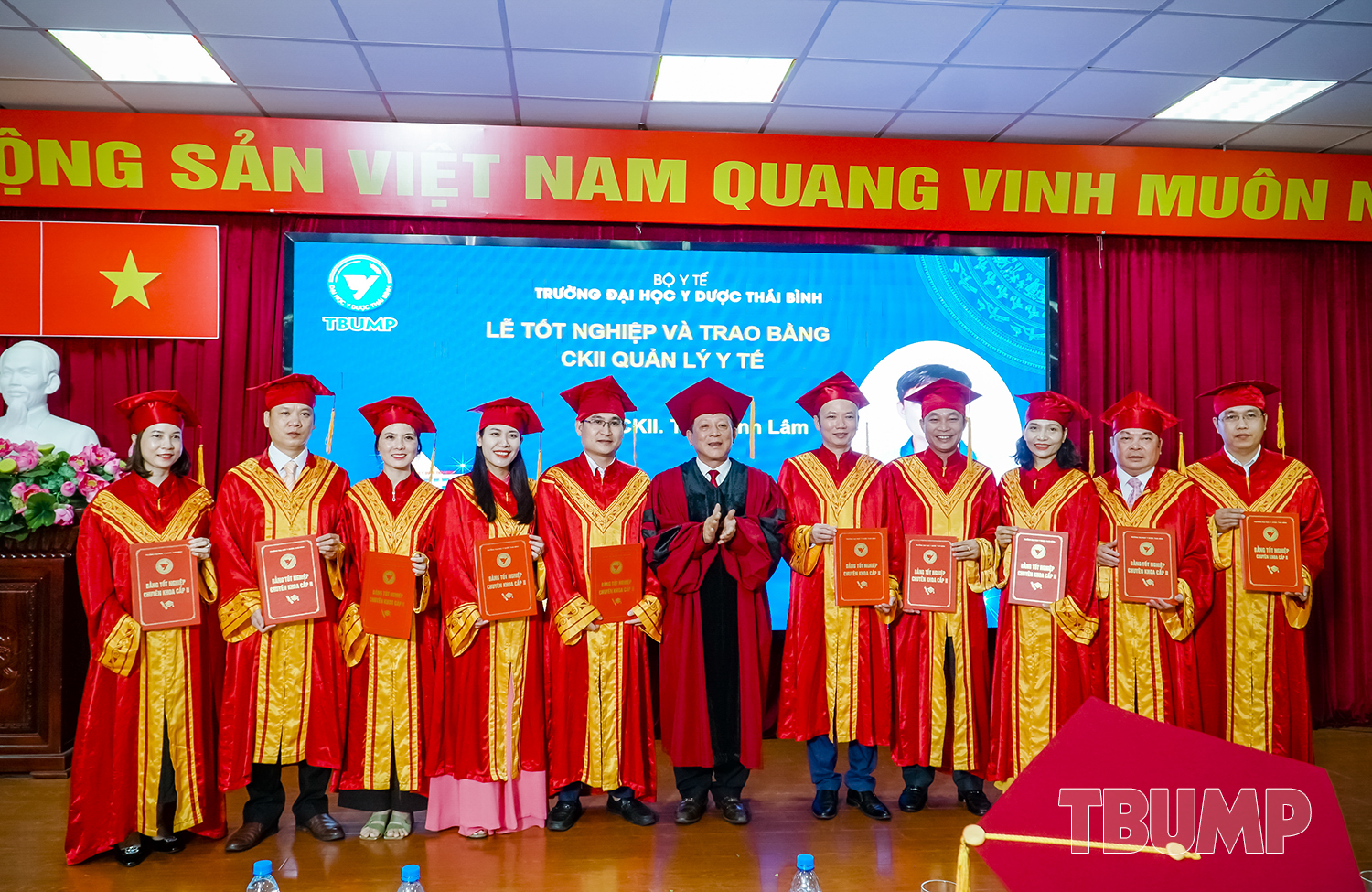 PGS.TS Nguyễn Quốc Tiến - Bí thư Đảng ủy, Chủ tịch Hội đồng trường trao bằng tốt nghiệp cho các tân bác sĩ Chuyên khoa cấp II