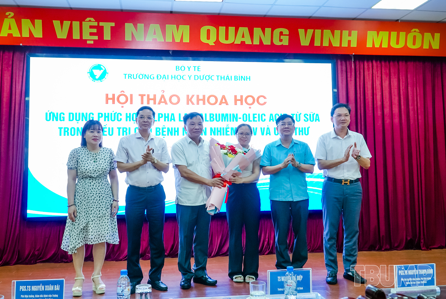 Lãnh đạo Trường và Khoa Dược chúc mừng TS Trần Thị Hiền -	Báo cáo viên tại Hội thảo khoa học “Ứng dụng phức hợp Alpha lactalbumin-oleic acid từ sữa trong điều trị cho bệnh nhân nhiễm HPV và ung thư” (tháng 8/2025)