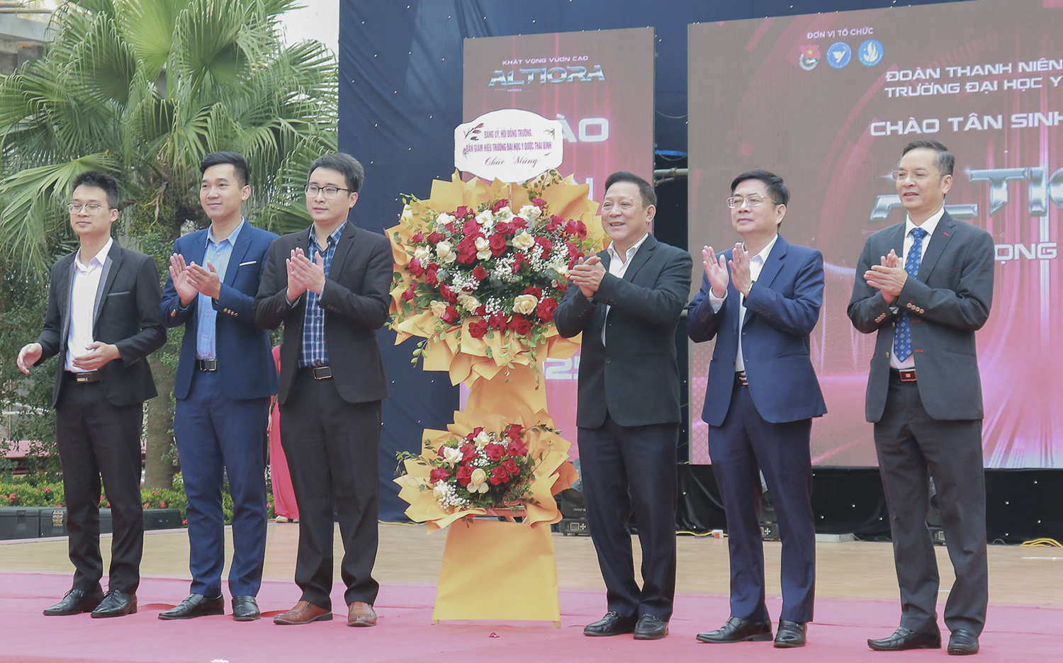 Đại diện lãnh đạo Nhà trường tặng hoa chúc mừng chương trình