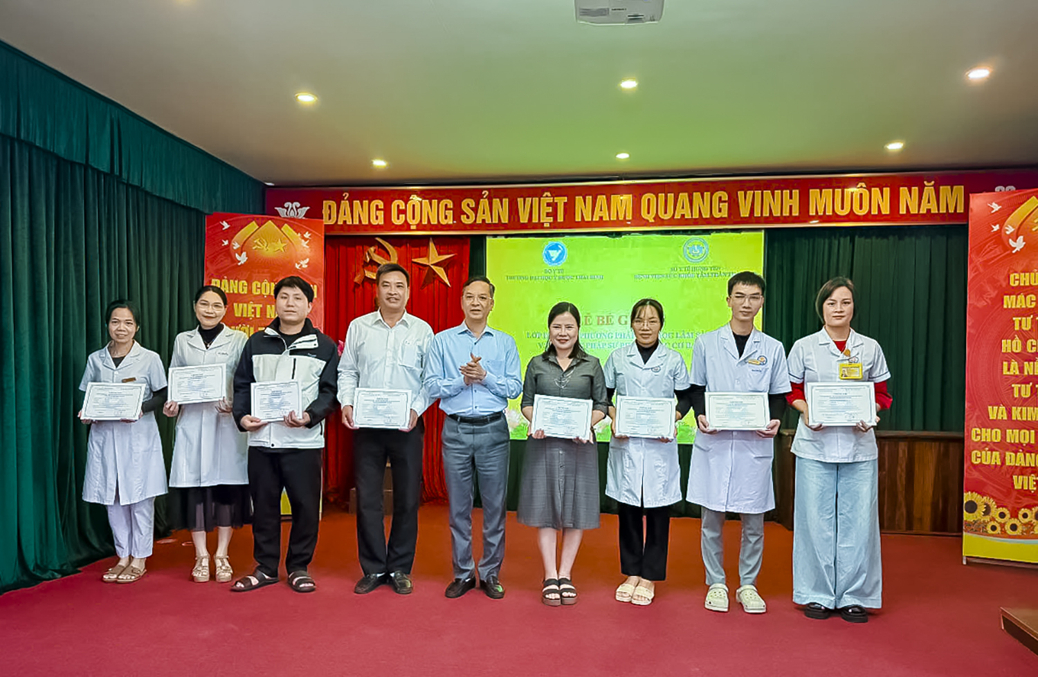 PGS.TS Nguyễn Xuân Bái - Phó Hiệu trưởng Trường Đại học Y Dược Thái Bình trao chứng chỉ cho các học viên