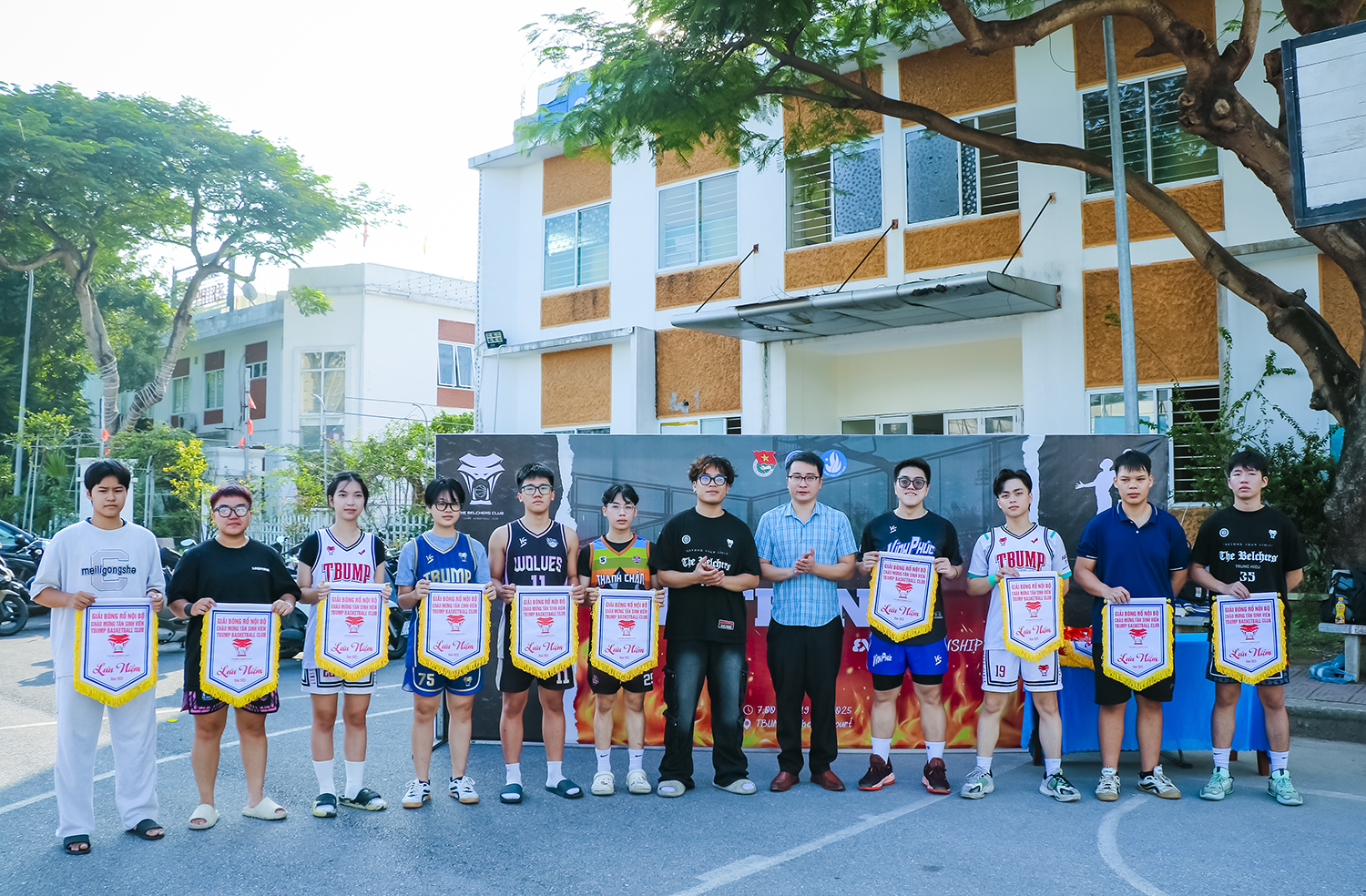 ThS.BSNT Phạm Tuấn Đạt - Bí thư Đoàn thanh niên, Chủ tịch Hội sinh viên trao Cờ lưu niệm cho các đội tham dự giải đấu