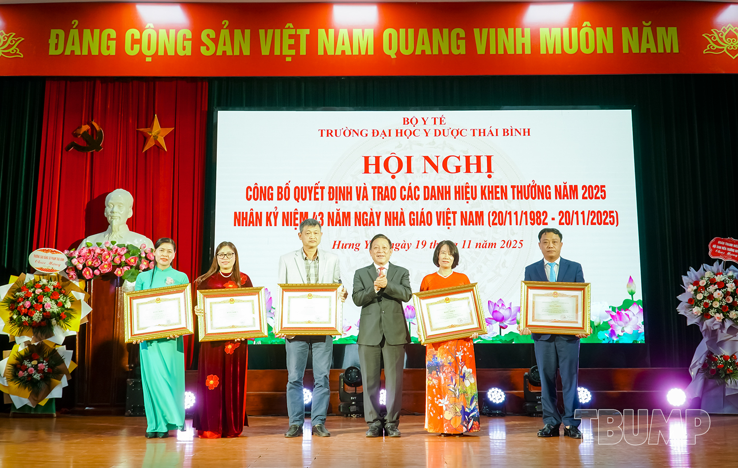 Thừa ủy quyền của Thủ tướng Chính phủ, PGS.TS Nguyễn Quốc Tiến - Bí thư Đảng ủy, Chủ tịch Hội đồng trường trao Bằng khen cho các thầy cô