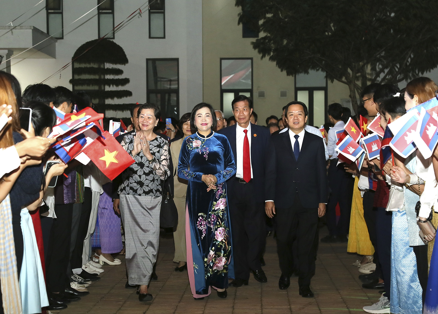 Các đồng chí lãnh đạo và các đại biểu dự chương trình giao lưu.