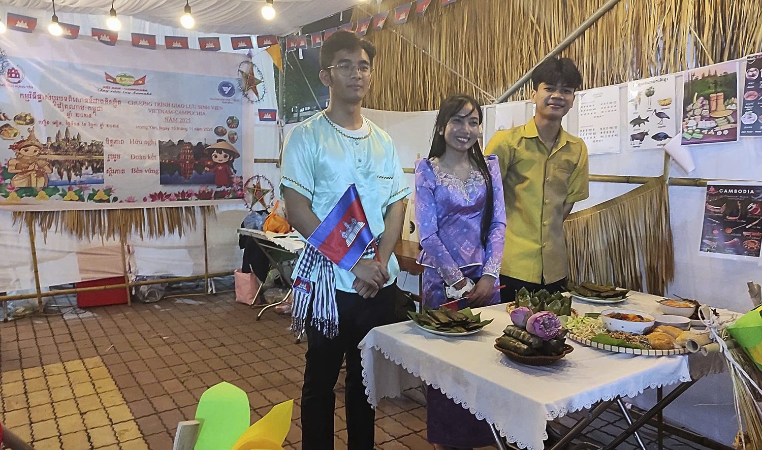 Gian hàng của các lưu học sinh Campuchia. (Ảnh: Thành Luân)