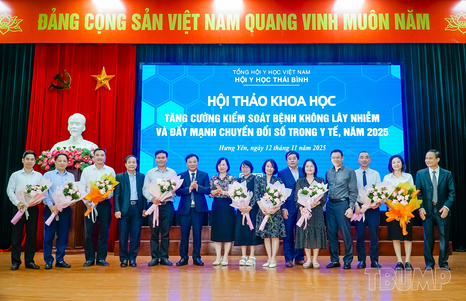 Ban Chấp hành Hội chúc mừng các báo cáo viên