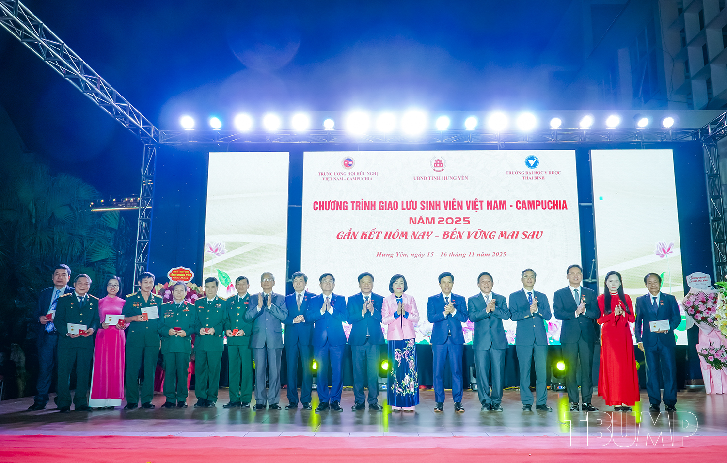 Đồng chí Nguyễn Thị Thanh - Ủy viên Ban Chấp hành Trung ương Đảng, Phó Chủ tịch Quốc hội, Chủ tịch Trung ương Hội hữu nghị Việt Nam - Campuchia trao Kỷ niệm chương cho các cá nhân