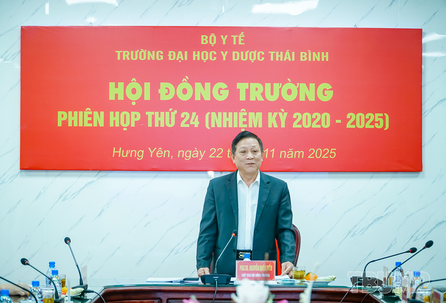 PGS.TS Nguyễn Quốc Tiến - Bí thư Đảng ủy, Chủ tịch Hội đồng trường điều hành phiên họp