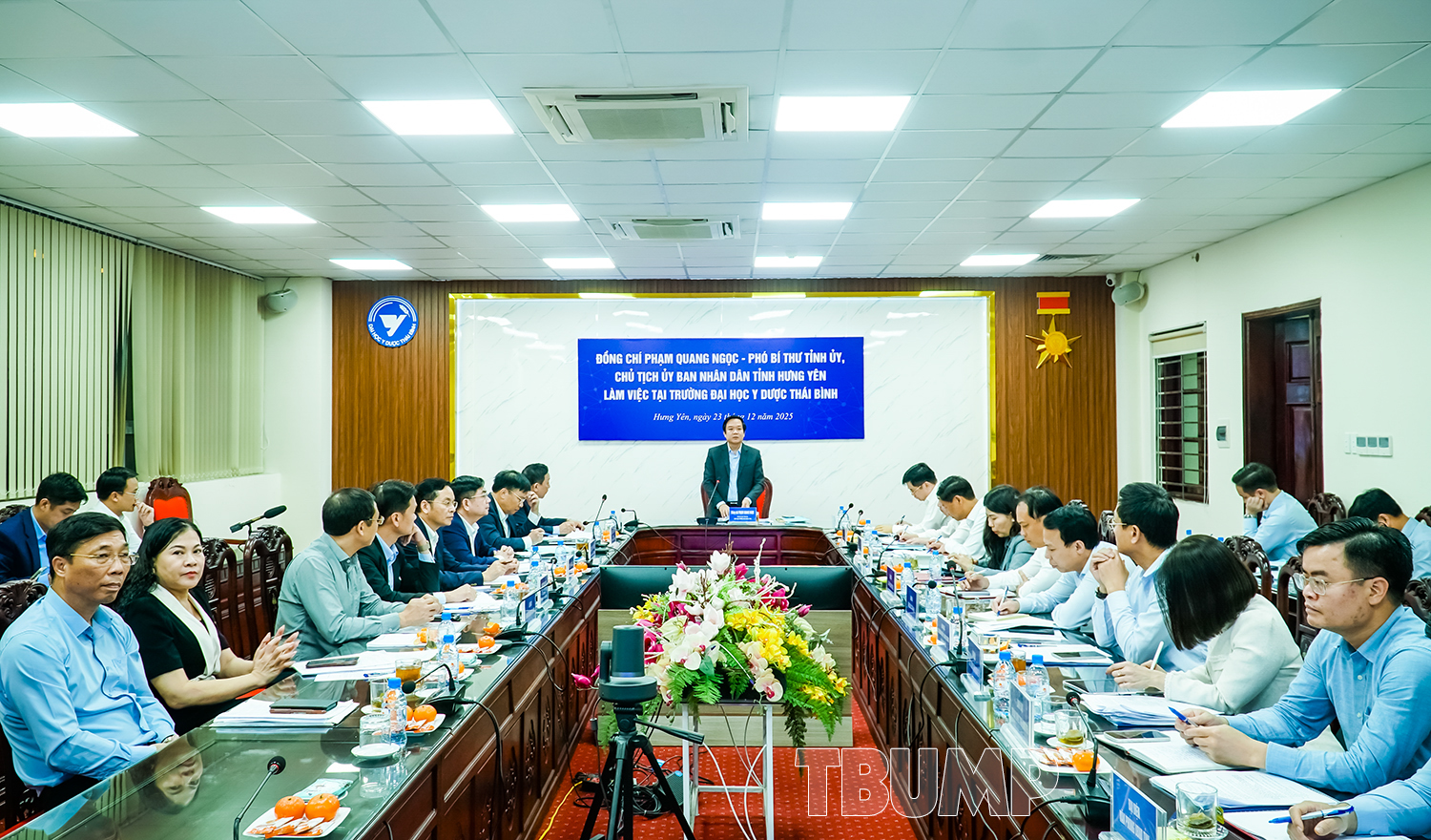 Đảng ủy, Hội đồng trường, Ban Giám hiệu Nhà trường tặng hoa chúc mừng Đại hội