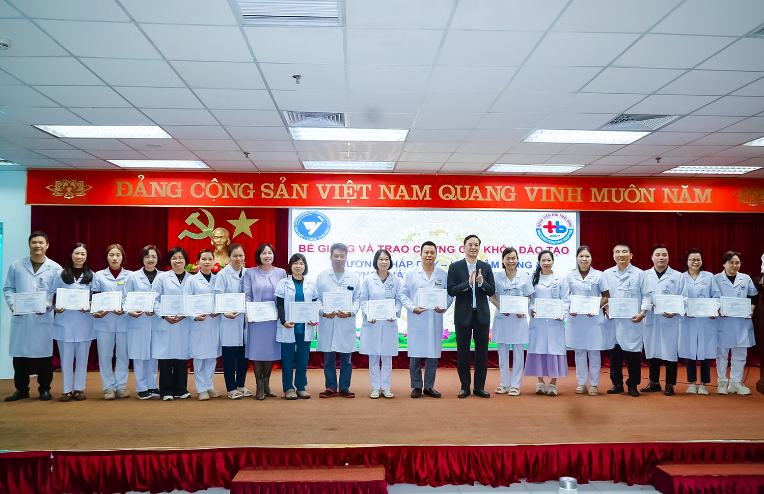 PGS.TS Nguyễn Xuân Bái - Phó Hiệu trưởng, Giám đốc Bệnh viện Trường trao giấy chứng nhận cho các học viên