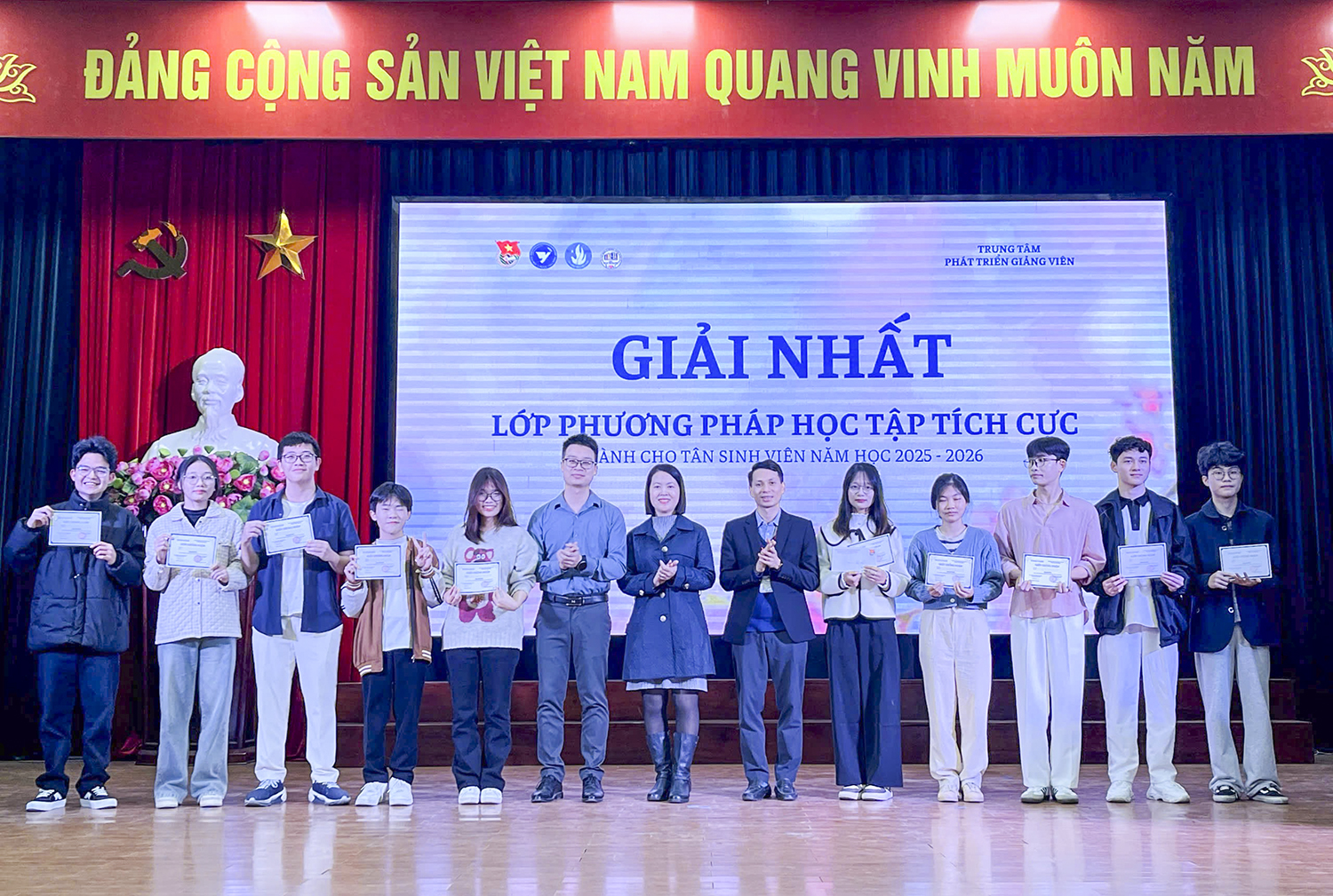 Ban tổ chức trao giải Nhất cho lớp K55Q