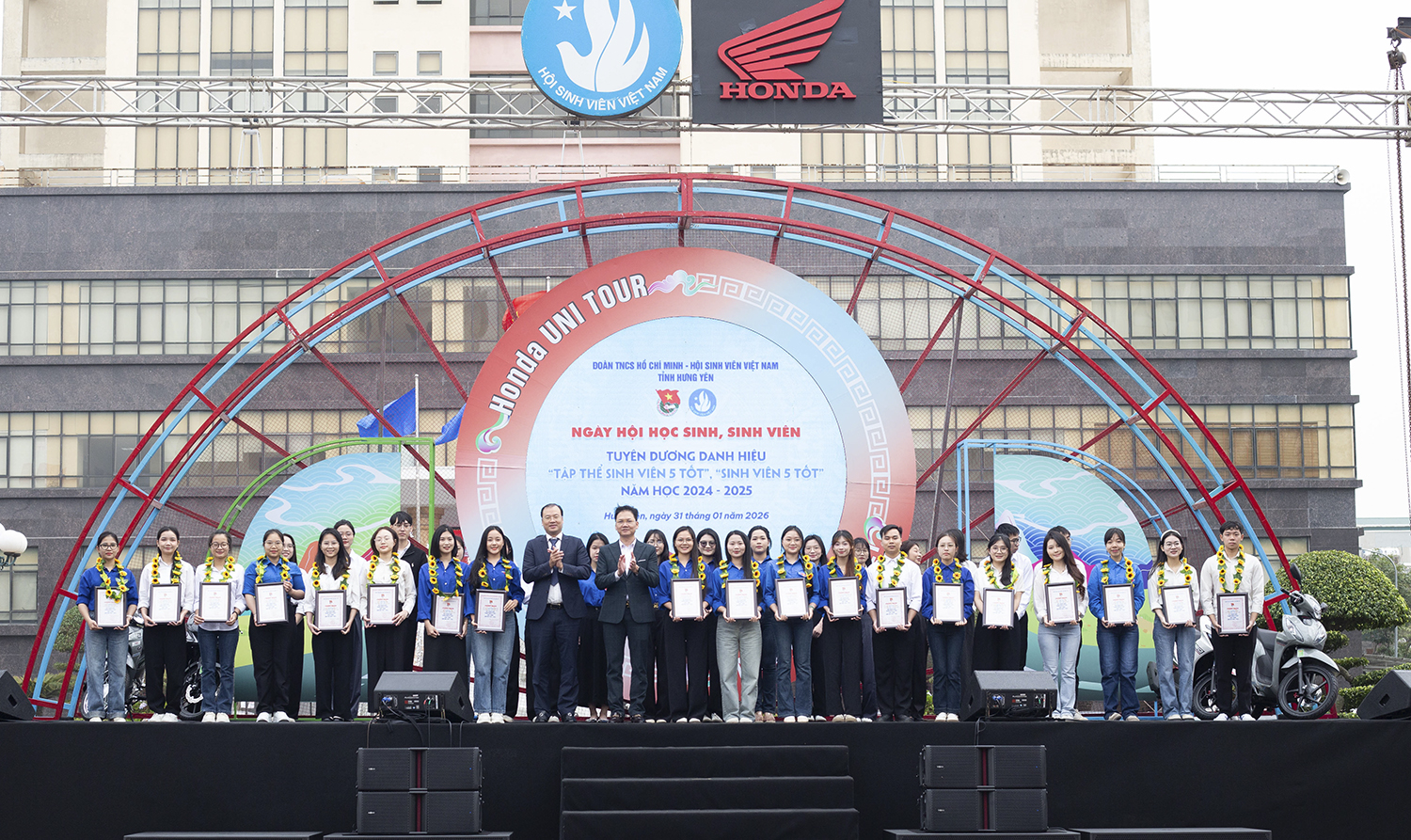 Lãnh đạo Tỉnh đoàn Hưng Yên, lãnh đạo Nhà trường tuyên dương danh hiệu "Tập thể sinh viên 5 tốt", "Sinh viên 5 tốt", năm học 2024 - 2025