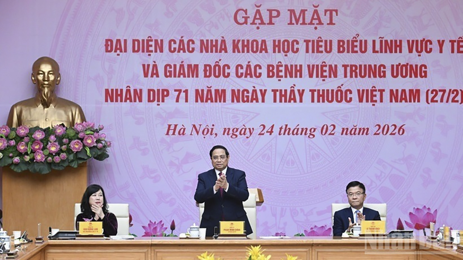 Thủ tướng Chính phủ Phạm Minh Chính chủ trì buổi gặp mặt đại diện các nhà khoa học tiêu biểu lĩnh vực y tế và Giám đốc các bệnh viện trung ương nhân dịp kỷ niệm 71 năm Ngày Thầy thuốc Việt Nam. (Ảnh: TRẦN HẢI)