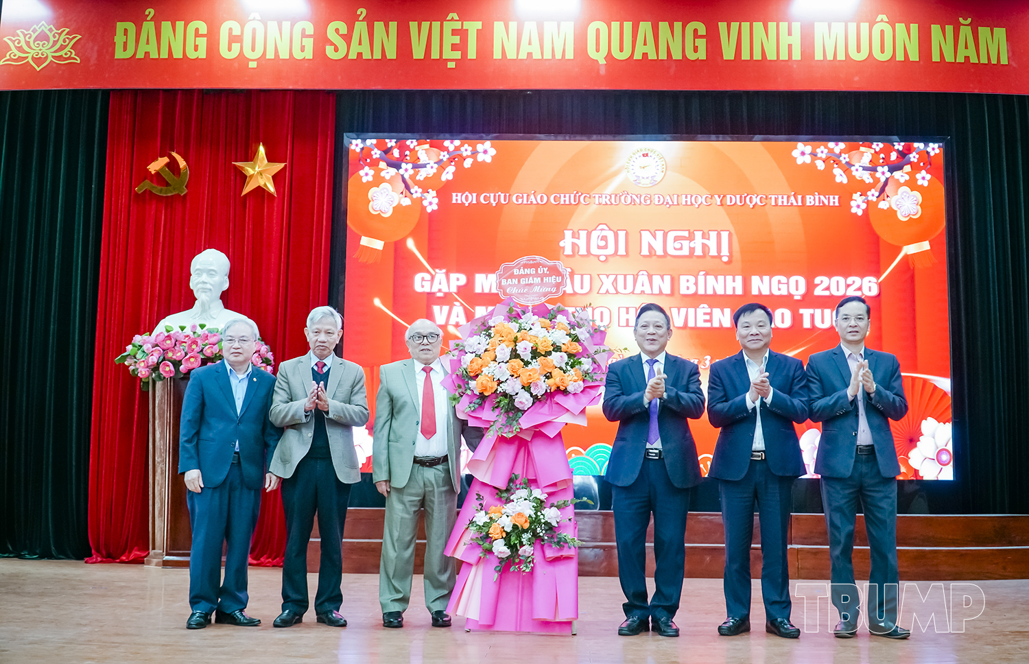 Lãnh đạo Nhà trường tặng hoa chúc mừng Hội nghị