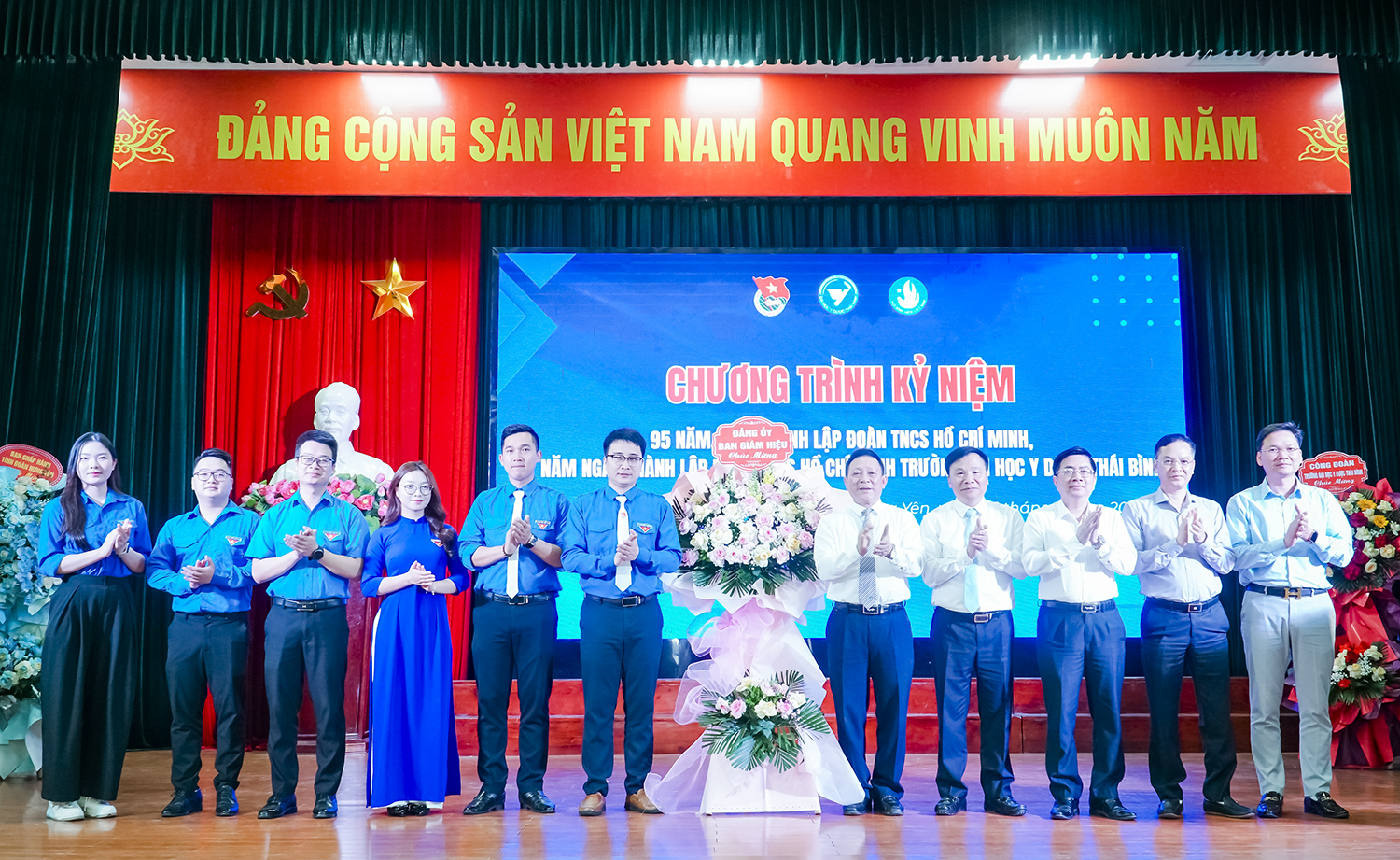 Đảng ủy, Ban Giám hiệu Nhà trường tặng hoa chúc mừng