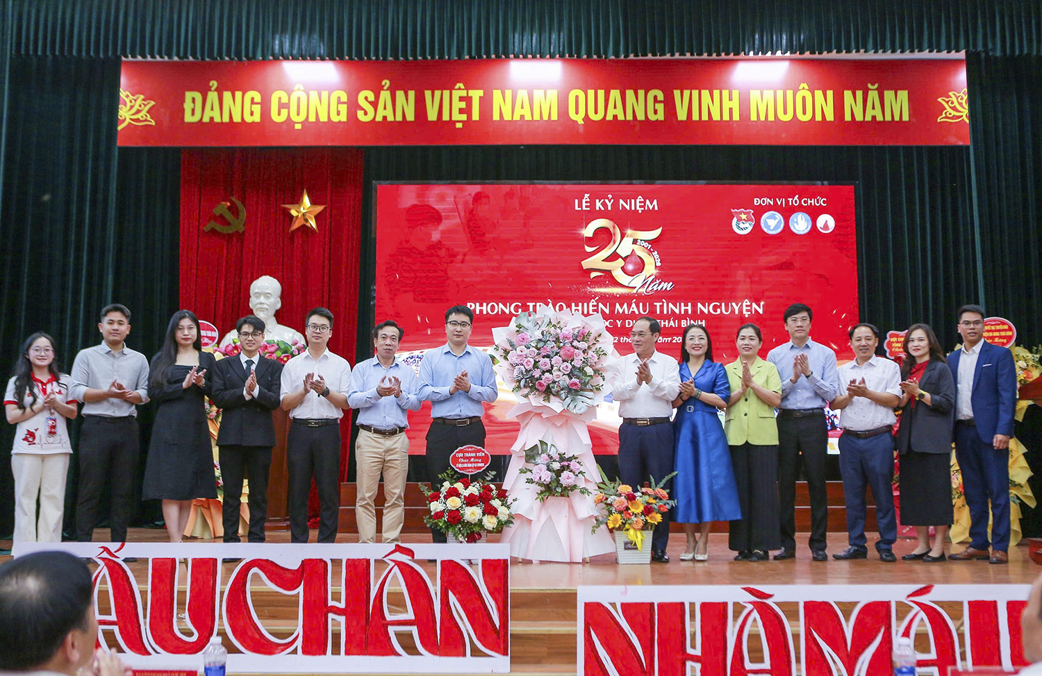 Các thế hệ cán bộ Đoàn - Hội Nhà trường tặng hoa chúc mừng