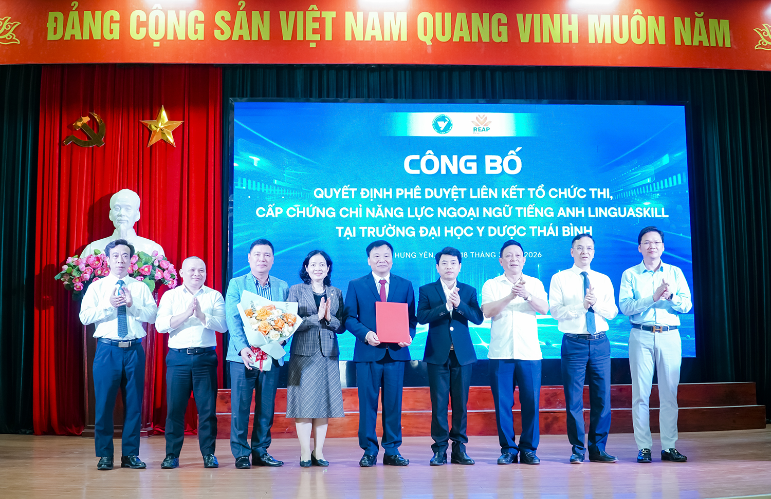Ông Đặng Xuân Phong - Phó Giám đốc Sở Giáo dục và Đào tạo tỉnh Hưng Yên trao Quyết định phê duyệt liên kết tổ chức thi, cấp chứng chỉ năng lực ngoại ngữ Tiếng Anh LinguaSkill tại Trường Đại học Y Dược Thái Bình