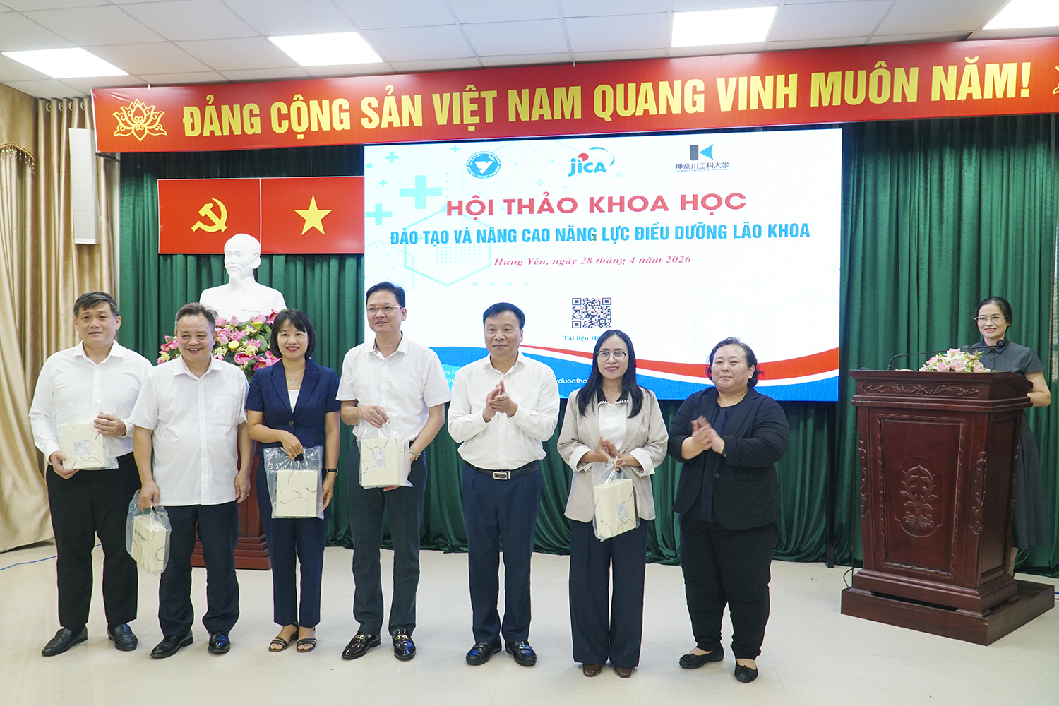 PGS.TS Nguyễn Duy Cường - Hiệu trưởng Nhà trường, GS Naomi Kaneko - Đại học công nghệ Kanagawa trao quà và chúc mừng đại diện các trường tham dự Hội thảo