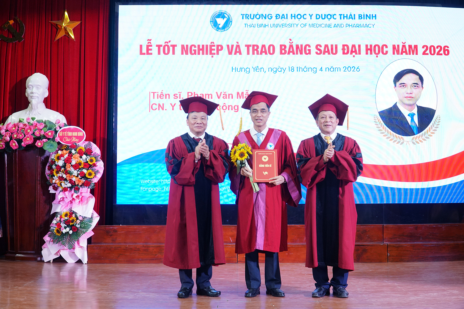 PGS.TS Nguyễn Quốc Tiến - Bí thư Đảng ủy và PGS.TS Nguyễn Duy Cường - Hiệu trưởng Nhà trường trao bằng tốt nghiệp cho tân Tiến sĩ.