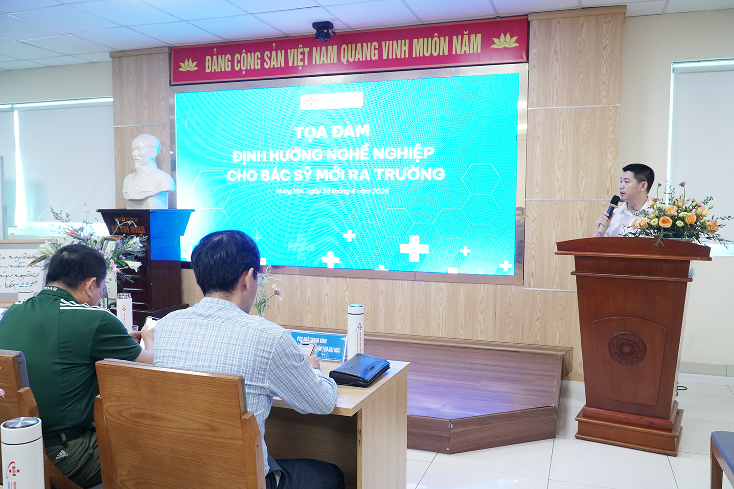 Sinh viên Trường Đại học Y Dược Thái Bình tham gia toạ đàm Định hướng nghề nghiệp tại Bệnh viện Đa khoa Hưng Hà