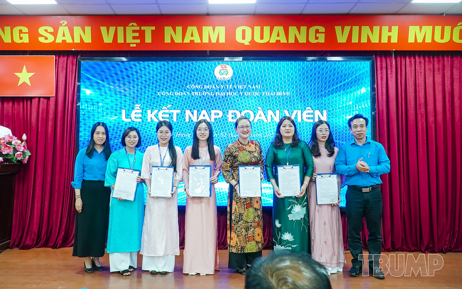TS Trần Mạnh Hà - Chủ tịch Công đoàn Trường; ThS Nguyễn Thị Kim Oanh - Ủy viên Ban Chấp hành Công đoàn trao Quyết định cho các đoàn viên Công đoàn