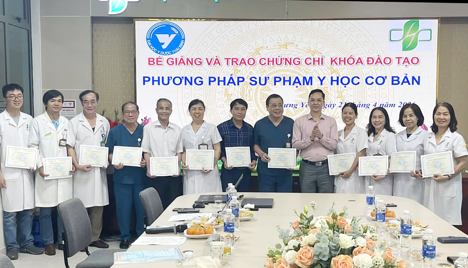 PGS.TS Nguyễn Xuân Bái – Phó Hiệu trưởng, Giám đốc Bệnh viện Trường trao chứng chỉ cho các học viên.