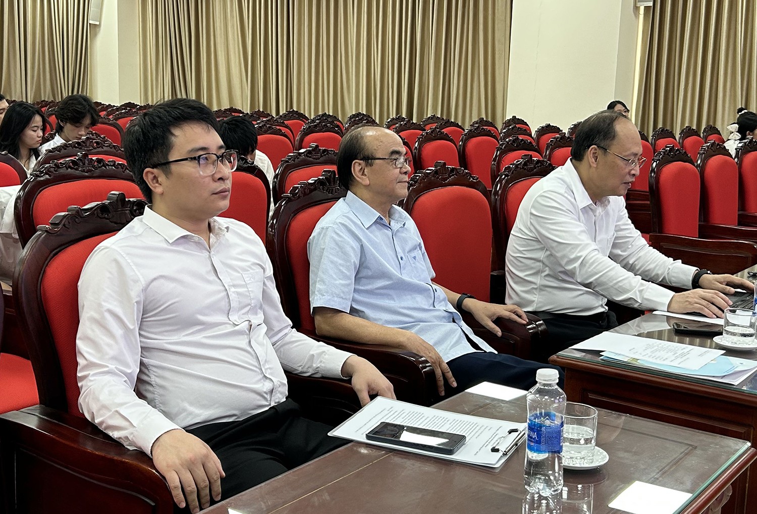 Các đại biểu dự chương trình.