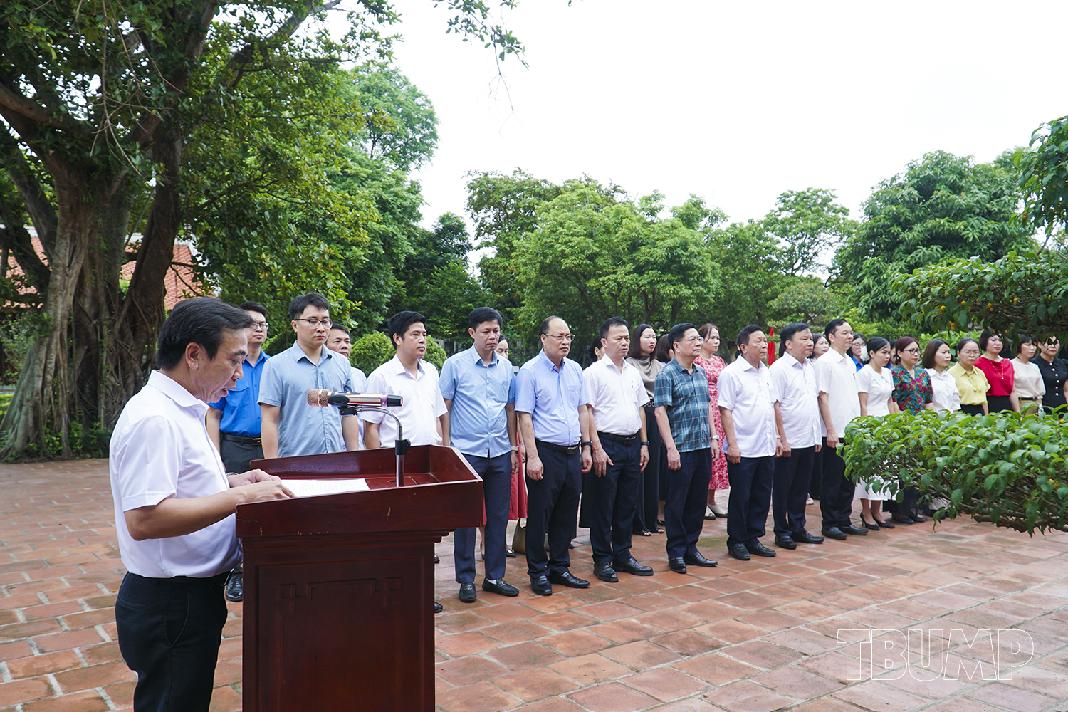 Cán bộ và sinh viên Nhà trường Dâng hương tưởng niệm Chủ tịch Hồ Chí Minh vĩ đại